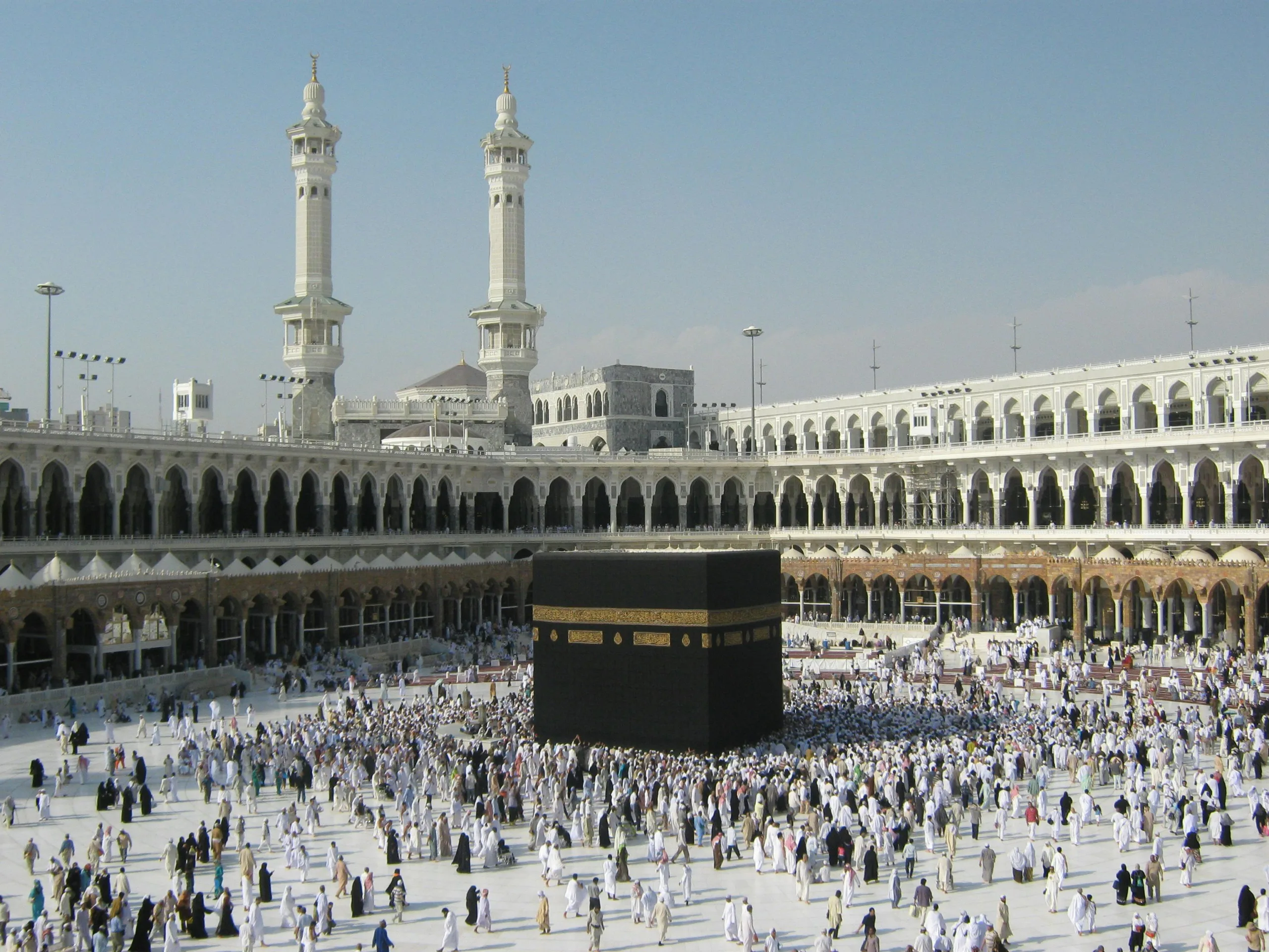 Ribuan jemaah haji melakukan tawaf di sekitar Ka'bah Masjidil Haram saat cuaca panas terik untuk menjaga kondisi fisik tetap fit sesuai panduan kesehatan.