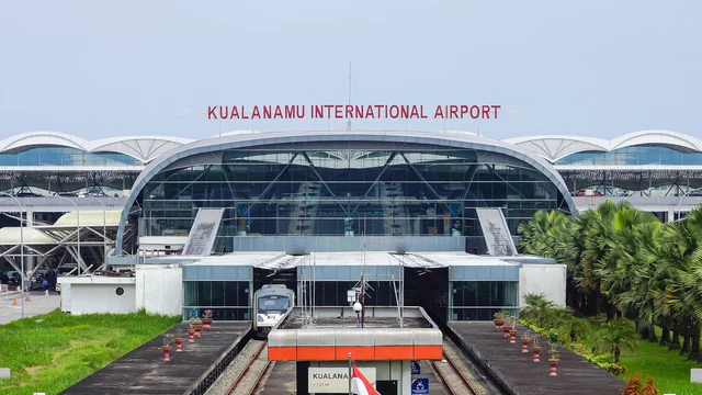 Bandara Internasional Kualanamu sebagai titik keberangkatan jamaah umroh Duha Wisata, terkait penyesuaian biaya keberangkatan demi menjaga kenyamanan, keamanan, dan kualitas perjalanan ibadah jamaah.